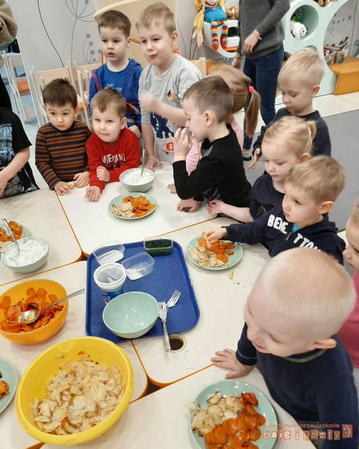 W środę 22 stycznia na warsztatach kulinarnych dzieci miały okazję przygotować zdrowe chipsy warzywne z dipem jogurtowo-ogórkowym